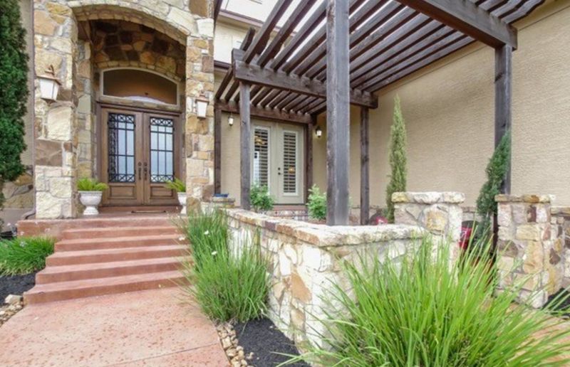 562_Cross_Oak_Front_Patio.png