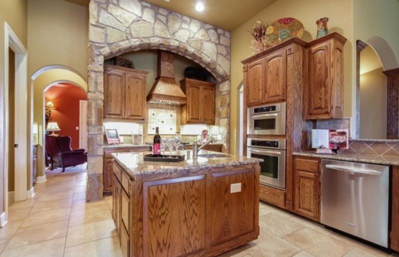 562_Cross_Oak_Kitchen.png