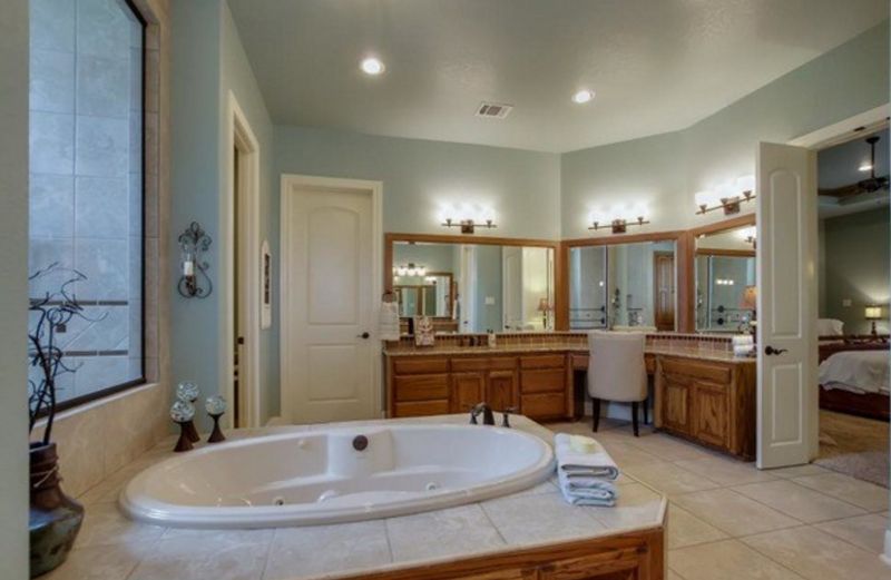 562_Cross_Oak_Master_Bath_2.png